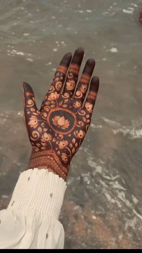 Heena Design For Karwachauth, Mendhi Designs Latest Back Hand, Dark Mehandi Designs, Mehandi Designs For Karwachauth, Dark Mehndi Designs, Mehandi Designs For Wedding, Mehedi Henna Ideas, Mehendi Designs Back Hands, Karwachauth Mehendi Designs