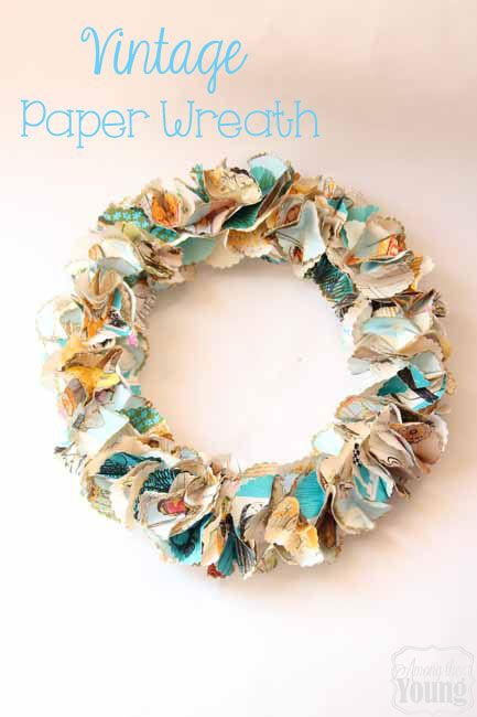 How to make a paper wreath Vintage Paper Wreath, Paper Wreaths Ideas, Storybook Party, Paper Wreaths, Upcycle Art, Beer Table, Books Crafts, Book Page Wreath, Masters Gift