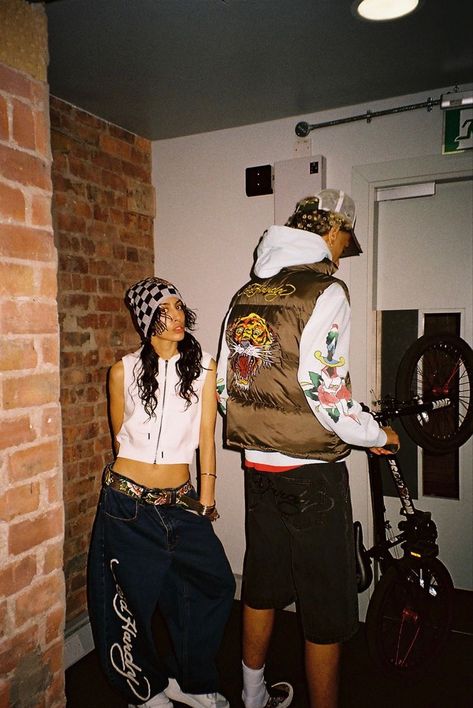 Y2k Grunge Couple, Swag Couple Aesthetic, Ed Hardy Outfit, Y2k Couple, Couples Streetwear, Hip Hop Style Outfits, Couple Streetwear, Streetwear Couple, Japan Outfits