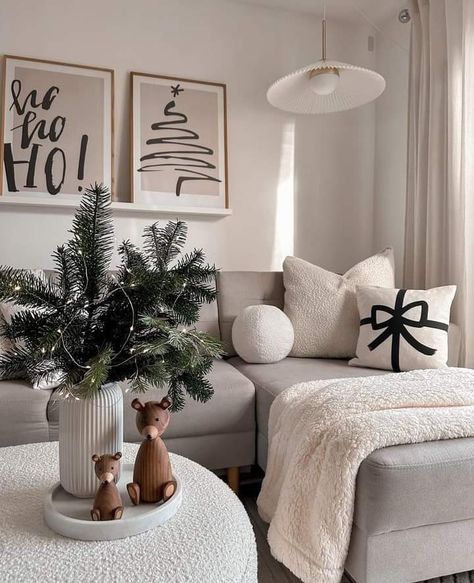 Living Room Decor Small Spaces, Room Decor Small Spaces, Christmas Living Room Decor Cozy, Room Ideas Christmas, Cozy Christmas Living Room Decor, Decor Small Spaces, Christmas Living Room Ideas, Christmas Coffee Table Decor, Christmas Living Room Decor