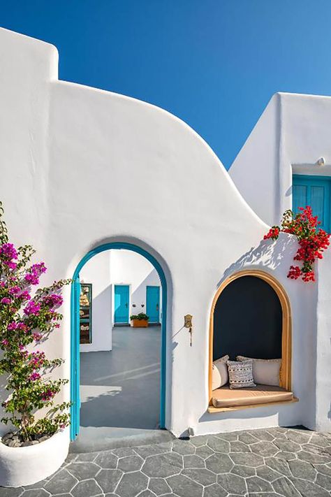 The Best Hotels to Stay at on Santorini • The Blonde Abroad Greek Houses Exterior, Greek Cafe, Greece Homes, Santorini Grecia, Santorini Travel Guide, Santorini Villas, Santorini House, Mediterranean Interior Design, Greece Villa