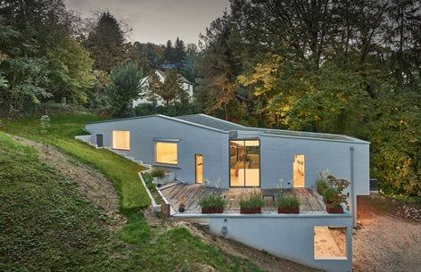 House on a slope | Gräßel ARCHITEKTEN Slope House Design Hillside Landscaping, Hillside Homes Plans, House On A Hill Landscaping, Building On A Slope, House Built Into Hill, Slope Architecture, House On A Slope, House Built Into Hillside, Erlangen Germany