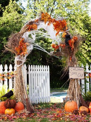 For the entrance through the gate! Change theme from fall to Halloween...spiders and ghosts and bats...orange, black, purple, green... Thanksgiving Decorations Outdoor, Fall Harvest Party, Fall Carnival, Harvest Fest, Hallowen Ideas, Harvest Party, Fall Fest, White Picket Fence, Fall Birthday