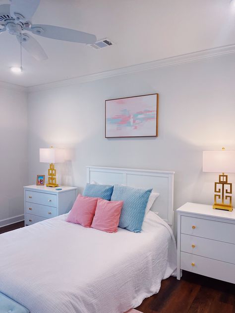 Light Pink And Blue Room Aesthetic, Bedroom Inspirations Preppy, Modern Preppy Room, Preppy Minimalist Room, 20 Year Old Bedroom, Bedroom Ideas Apartment Young Adult, Clean Preppy Room Aesthetic, Preppy Apartment Bedroom, Pink And Blue Aesthetic Room