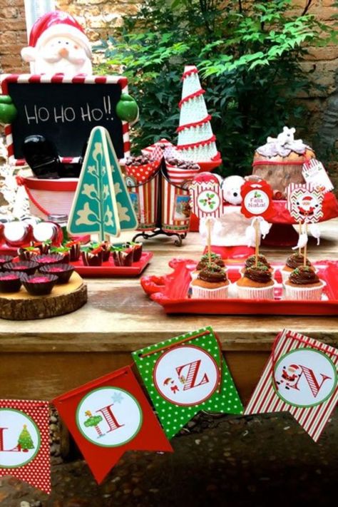 Seu filho faz aniversário em dezembro? Que tal decorar a festa com motivos de Natal?! Dá uma olhada, então, na sugestão da Tips&Ideas. Christmas Display, Advent Calendar, Cupcake, Holiday Decor, Christmas, Home Decor, Home Décor