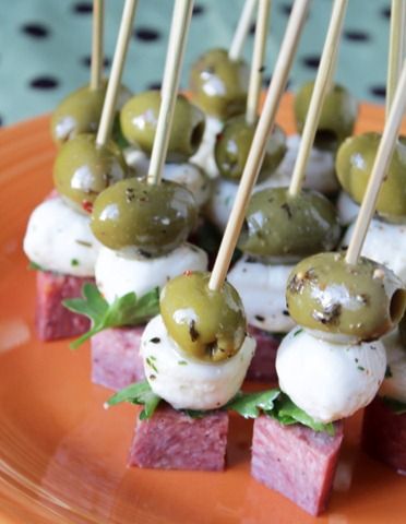 Easy Appetizer: skewer an olive, marinated mini-mozzarella ball, 1/4 of a slice of thick cut salami or pepperoni Marinated Olives, Delicious Appetizer Recipes, Snacks Für Party, Finger Food Appetizers, Party Food Appetizers, Party Snacks, Yummy Appetizers, Appetizers For Party, Finger Food