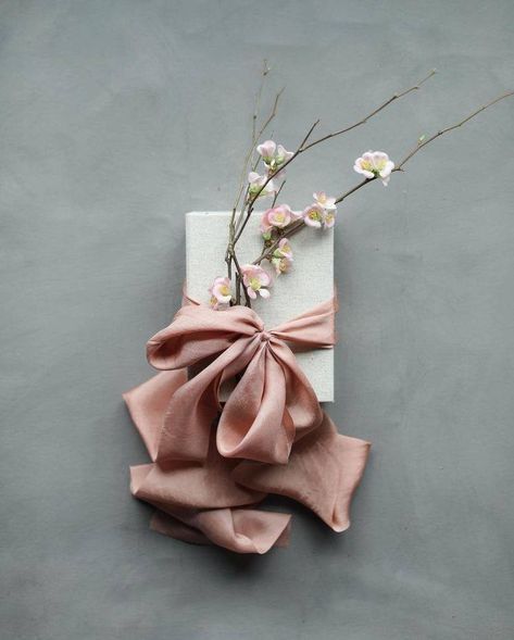 Fabric Gift Wrap, Gift Wrapping Inspiration, Creative Gift Wrapping, Printed Ribbon, Luxury Silk, Pink Tone, Pretty Gift, Bridal Bouquets, Fabric Gifts