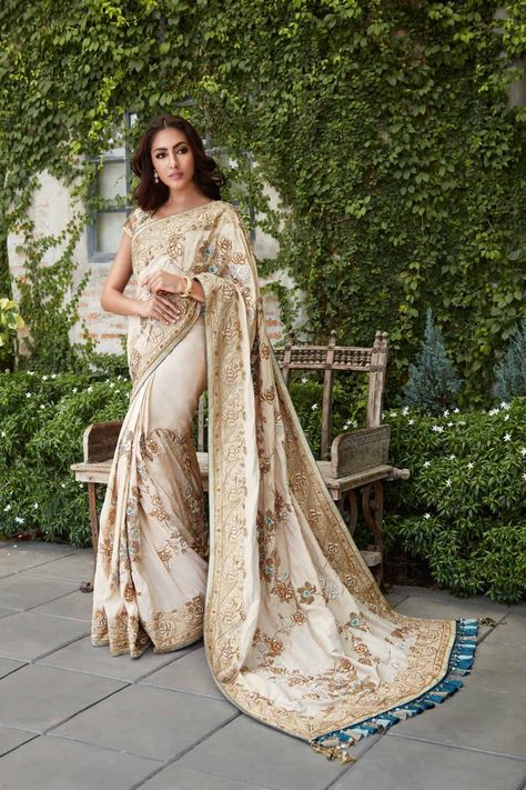 25 Different types of sarees from different states and regions of India. Saree Color Combinations, Sari Design, Dresses By Pattern, Ghagra Choli, Buy Sarees Online, Dress Sketches, Indian Traditional, Traditional Sarees, Bollywood Saree