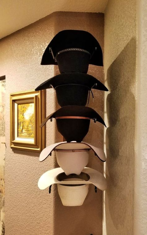 25 DIY Hat Rack Ideas – Clever Hat Organizer Ideas Cowboy Boot Storage, Diy Hat Rack, Cowboy Hat Rack, Cowboys Bar, Western Bedroom Decor, Boot Rack, Western Bedroom, Horseshoe Crafts, Man Cave Home Bar