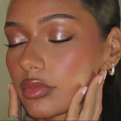 clean makeup look Clean Formal Makeup, Minimal Formal Makeup, Simple Stage Makeup, Quiet Luxury Makeup Look, Sade Makeup Aesthetic, Beach Glam Makeup, Sade Girls Aesthetic Makeup, Clean Girl Eyeliner, Sade Makeup Looks