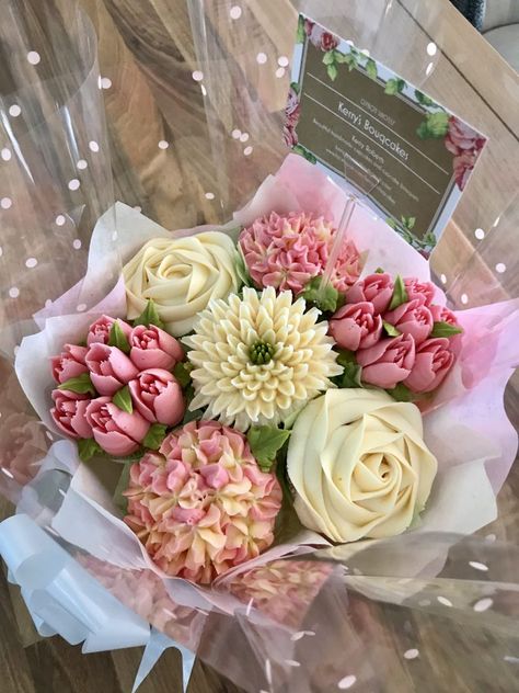 Cupcake Bouquet Diy, Cupcake Bouquet Tutorial, Cupcake Flower Bouquets, Cupcakes Flores, Cake Bouquet, Cupcake Bouquets, Mothers Day Cupcakes, Cupcake Cake Designs, Floral Cupcakes