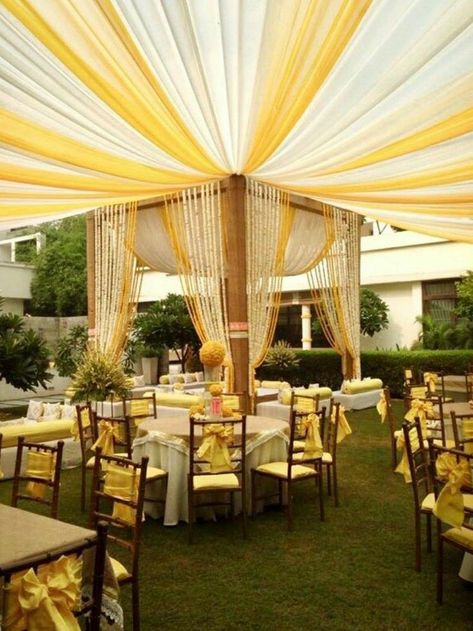 Haldi Tent Decor, Sangeeth Decors Outdoor, Haldi Mandap Decoration, Simple Wedding Mandap, Wedding Tent Decorations Indian, Mandap Decoration Ideas, Haldi Stage, Hindu Wedding Decorations, Mandap Decoration