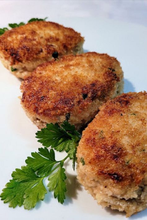 Golden breaded pork patties, 3 in a row garnished with  fresh parsley Pork Patties Recipes, Pork Patties, Ham Dishes, Food Recipes Easy, Running Mom, Fried Pork, White Meat, My Stuff, Recipes Easy