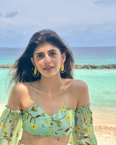 Beauty Sanjana Sanghi celebrated her Birthday in Maldives 💖 Maldives Pictures, Sanjana Sanghi, Child Artist, Celebrities Photos, Artists For Kids, Young Actors, Tv Actors, Bollywood Actors, Bollywood Movies