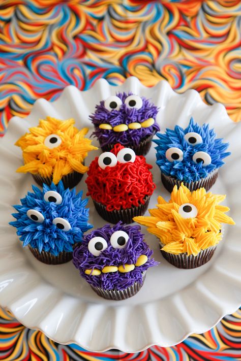 MONSTER-IFFIC CUPCAKES - Cute little monster cupcakes for a little boy's birthday. Chocolate cupcakes with buttercream - really easy to make! Monster Birthday Party, Kid Cupcakes, Monster Cupcakes, Monster Birthday Parties, Monster Cake, Cupcakes Decorados, Cupcake Designs, Monster Birthday, Cupcake Decorating