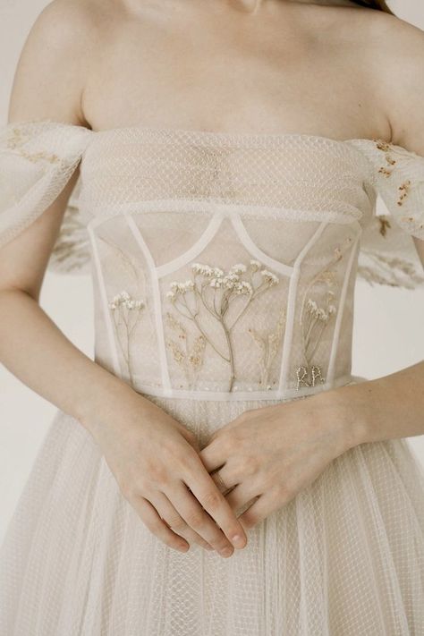 Wedding Dresses With Corset, 1920s Couture, Delicate Wedding Dress, Wedding Dress Details, Rara Avis, Unique Wedding Gowns, Short Veil, Delicate Wedding, Colourful Wedding