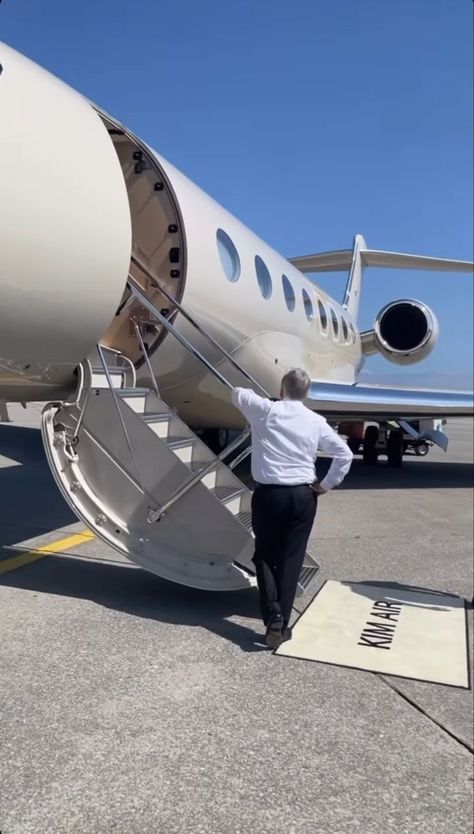 Kim K Private Jet, Old Money Private Jet, Kim Kardashian Plane, Kim Kardashian Lifestyle Aesthetic, Kardashian Lifestyle Aesthetic, Kim Kardashian Private Jet, Kim Kardashian House Outside, Kim Kardashian Cars, Kim Kardashian Lifestyle