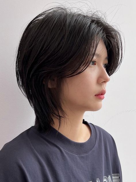 Asian Short Hair Wolfcut, Korean Hair Inspo Short, Short Korean Hairstyle Women, Short Woftcut For Girl, Shortcut Hairstyle Women, Korean Haircut Short Woman, Korean Short Hair For Square Face, Short Korean Wolfcut, Short Hairstyle Korean Women