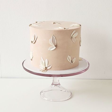 Beige Cake Aesthetic, Beige Birthday Cake, Beige Wedding Cake, Dior Cake, Beige Cake, Boho Cake, Cake Buttercream, 16 Birthday Cake, Brown Decor