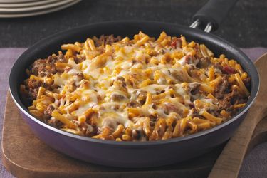 Cheesy Macaroni & Beef Skillet Recipe at Kraft What's Cooking | Kraft Canada Cooking Macaroni Beef, Kraft Mac And Cheese Recipe, Kraft Mac And Cheese, Beef Skillet, Kraft Mac N Cheese, Kraft Dinner, Cheesy Macaroni, Recipes With Ground Beef, Kraft Recipes