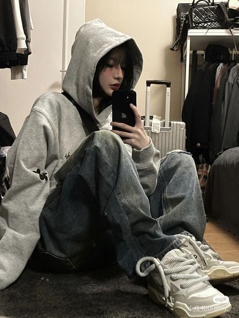 korean fashion Korean Hoodie Outfit, Korean Tomboy Outfits, Chinese Boyfriend, Hacker Girl, Acubi Aesthetic, Korean Hoodie, Tomboy Girls, Boyish Girl, Baggy Outfit Ideas