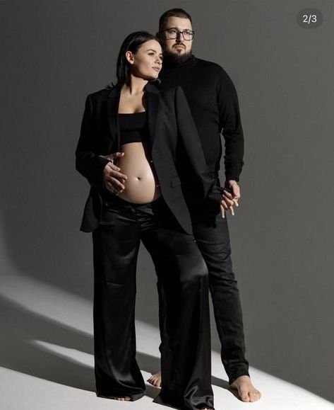 Maternity Photoshoot With Blazer, Pant Suit Maternity Shoot, Business Suit Maternity Shoot, Black Blazer Maternity Photoshoot, Masculine Maternity Shoot, Maternity Photography Poses Family Older Siblings, Maternity Suit Photoshoot, Blazer Maternity Shoot, Maternity Blazer Outfits