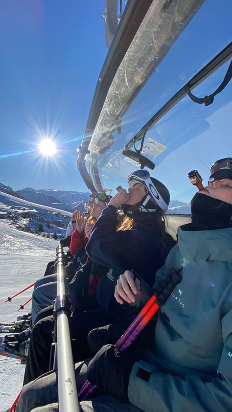 Ski Vacation Aesthetic, Ski Bum Aesthetic, Austria Skiing, Girls Ski Trip, Ski Austria, Ski Trip Outfit, Skiing Aesthetic, Ski Aesthetic, Snowboarding Trip