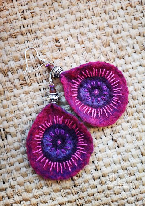 Felted Earrings Diy, Felt Hearts Crafts, Felt Jewellery, Felt Earrings, Felted Jewelry, Textile Earrings, Boho Jewelry Diy, Felted Earrings, Earrings Diy Handmade