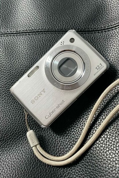 Vintage Digital Camera Aesthetic, Old Sony Camera, Film Camera Photography Aesthetic, Sony Digital Camera Aesthetic, Digital Cameras Aesthetic, Sony Cybershot Camera Photos, Camara Digital Aesthetic, 90s Camera Aesthetic, Y2k Camera Aesthetic