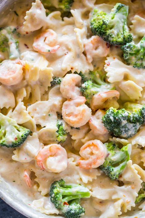 Skinny Garlic Shrimp & Broccoli Alfredo Skinnytaste Shrimp, Shrimp Broccoli Alfredo, Broccoli Shrimp, Garlic Alfredo Sauce, Shrimp Broccoli, Baked Shrimp Recipes, Broccoli Pasta Recipe, Mozzarella Pasta, Guacamole Recipe Easy