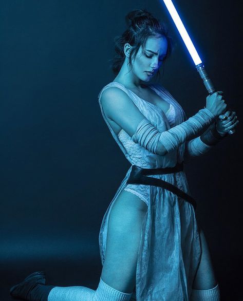 Star Wars: Jedi And Sith Sexy Cosplays By Anastasya Zelenova and Alisa Valeeva – Cosplayers and Babes Finn Star Wars, Disfraz Star Wars, Rey Cosplay, Star Wars Painting, Star Trek Online, Star Wars Character, Paintings Ideas, Painting Decoration, Rey Star Wars