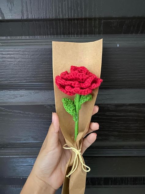 Rosa tejida a crochet Flor Crochet, Crochet Bouquet, Beginner Crochet Projects, Crochet Flower Tutorial, Saint Valentine, Crochet Rose, Diy Crochet Projects, Crochet For Beginners, San Valentino