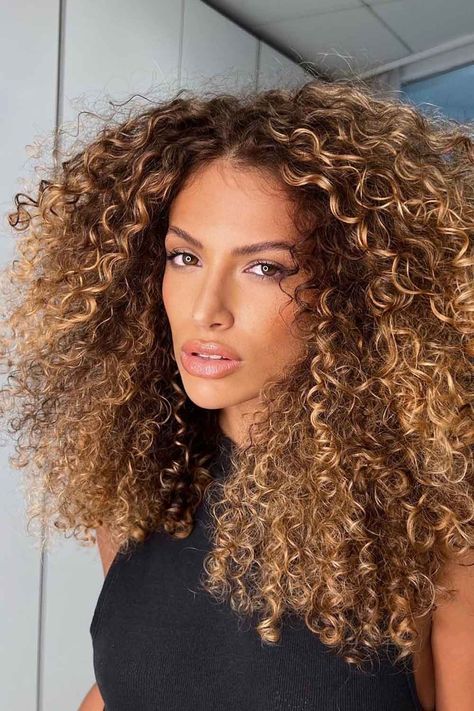 Brown Hair with Highlights Ideas for Any Hair - Glaminati Hairstyle Cornrows, Caramel Blonde Hair Color, Stacked Inverted Bob, Crazy Curly Hair, Inverted Bob Haircut, Blonde Hair Colour Shades, Caramel Blonde Hair, Hair With Highlights, Caramel Blonde