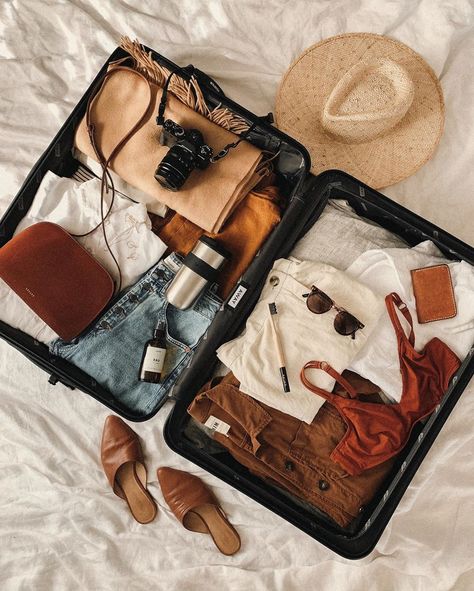 Travel Flatlay, Big Suitcases, Instagram Content Creator, Flatlay Ideas, Packing Essentials, Packing Guide, Large Suitcase, Instagram Content, Clear Bags