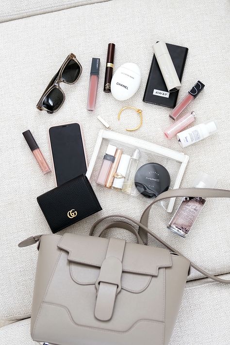 Celine Belt Bag, Everyday Bag Essentials, What's In My Purse, What's In My Bag, Inside My Bag, Bag Minimalist, Purse Essentials, Cheap Purses, Handbag Essentials