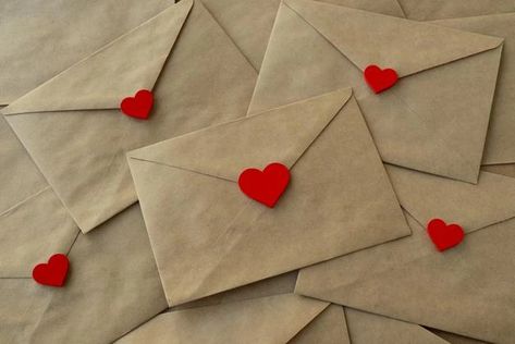 Premium Photo | Handmade small wooden hearts red hearts on kraft paper background love background valentines day Valentines Day Envelopes, Ideas Con Papel, Valentines Day Letter, Papel Aesthetic, Envelope With Heart, Valentines Postcard, Valentines Board, Money Coquette, Company Illustration