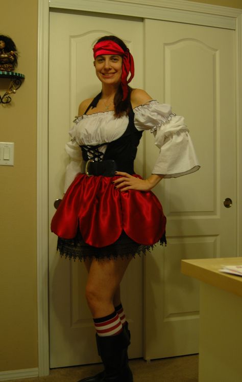 DIY Pirate Running Costume – The Bottom Half | Meghan on the Move Diy Pirate, Runner Problems, Running Skirt, Running Skirts, Running Costumes, Running Humor, Last Words, Half Marathon Training, Run Disney