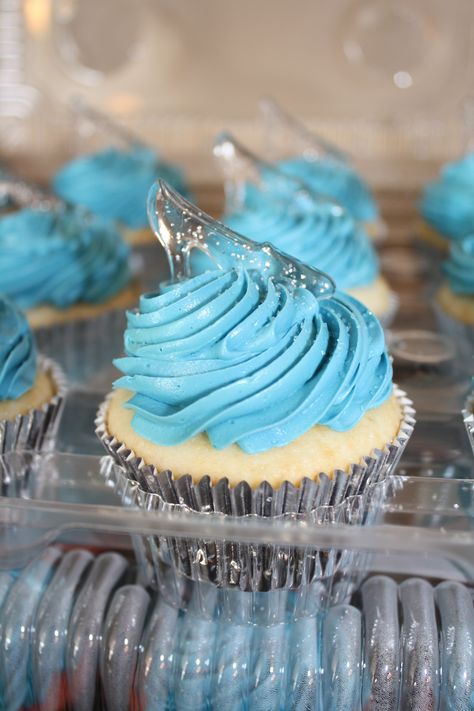 Cinderella cupcakes by Cupcake Bliss #PintoWin #NapoleonPerdis #Cinderella Sweet 16 Cinderella Theme, Cinderella Baby Shower, Cinderella Birthday Cake, Cinderella Sweet 16, Cinderella Cupcakes, Disney Cupcakes, Cinderella Theme, Cinderella Birthday Party, Superhero Birthday Cake