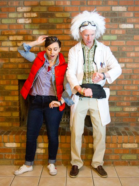 Couple's Halloween Costume: Back to the Future Marty Mcfly and Doc Brown #halloween #couplescostume Homemade Couples Costumes, Look Disco, Meme Costume, Halloween Costumes Diy Couples, Funny Couple Costumes, Cute Couples Costumes, Future Costume, Halloween Parejas, Diy Couples Costumes