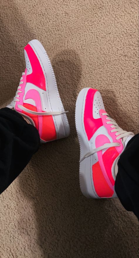 hand painted neon pink air force ones; two different color neon pink super comfortable and cute and trendy shoes Air Force 1 Ideas, Shoe Painting Ideas, Painted Air Force 1, Neon Sneakers, Ways To Lace Shoes, Painted Nikes, Shoe Painting, Pink Nike Shoes, Nike Neon