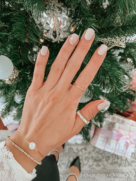 Gold Holiday Nails, Christmas Party Nails, Holiday Manicure, Nye Nails, Engagement Nails, Holiday Nails Winter, Festive Manicure, Cute Gel Nails, Manicure Ideas