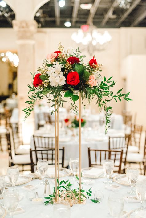 Tall Rectangle Centerpiece, Red And White Wedding Centerpieces, Tall Christmas Centerpieces, Red Rose Centerpiece Wedding, Elevated Centerpiece, Gold Table Centerpieces, White Rose Centerpieces, Round Table Centerpieces, Red Roses Centerpieces