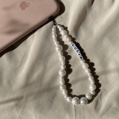 Pearl Aesthetic, Cell Phone Charms, Diy Bracelets Patterns, Handmade Jewelry Tutorials, Phone Chain, Jewelry Pearl, Phone Strap, Name Jewelry, Bead Jewellery