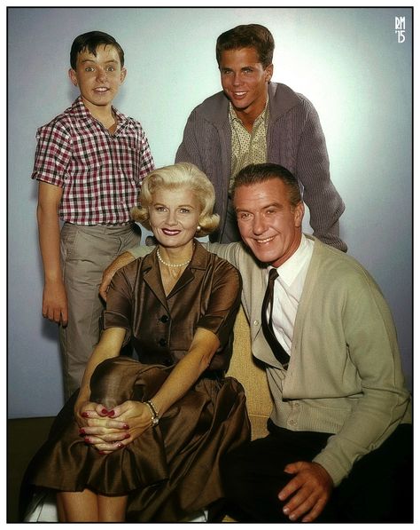 Jerry Mathers, Tony Dow, Barbara Billingsley and Hugh Beaumont (via TV Guide; photographer unknown) Hugh Beaumont, Tony Dow, June Cleaver, Tv Moms, Leave It To Beaver, Family Scrapbook, Classic Television, Old Shows, Great Tv Shows