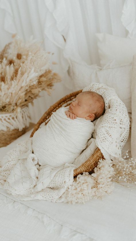 Boho Newborn Photos, Neutral Newborn Photos, Newborn Girl Photoshooting Outfits, Newborn Flatlay, Boho Newborn Photoshoot, Newborn Girl Photoshooting, Boho Newborn Photography, Foto Newborn, Newborn Family Photos