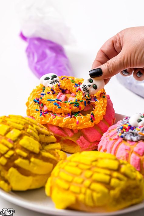 Day Of Dead Food Party Ideas, Day Of The Dead Snacks, Day Of The Dead Desserts, Skull Pizza, Mexican Pastries, Day Of The Dead Party, Skull Cake, Cookies And Cakes, Halloween Party Snacks