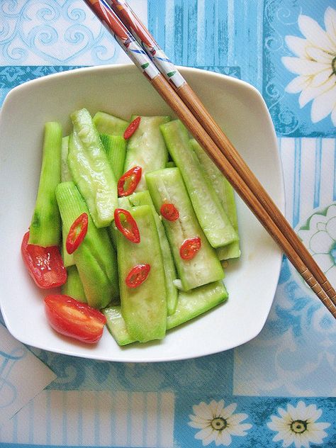 Luffa (loofah) Salad Chinese Vegetables, Delicious Soup, Vegetable Recipes, Guacamole, Asian Recipes, Celery, Stew, Side Dishes, Chili