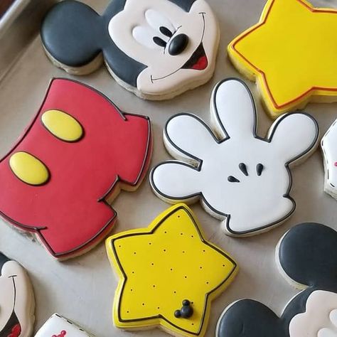 Miss Bea's Cookies on Instagram: "Mickey Mouse ❤🖤" Mickey Cookies Decorated, Mickey Mouse Cookies Decorated, Mickey Mouse Sugar Cookies, Mickey Cookies, Royal Cookies, Mouse Cookies, Cookie Kits, Cookie Bouquets, Mickey Mouse Cookies