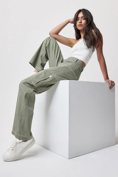 A pair of classic cargos, because cargo pants are *still* back — and they're still the easiest way to tap into an edgy skater look. Women's Cargo Pants, Pantalon Baggy, Skater Look, Denim Looks, Ymi Jeans, Baggy Cargo Pants, Women Cargos, Dark Khaki, Fitted Trousers