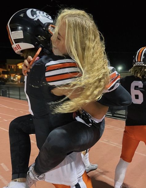 Football Couple Pictures, Football Cheerleader Couple, Romance Boyfriend, Cute Couples Football, Football Couples, Cute Country Couples, Sports Couples, Football Boyfriend